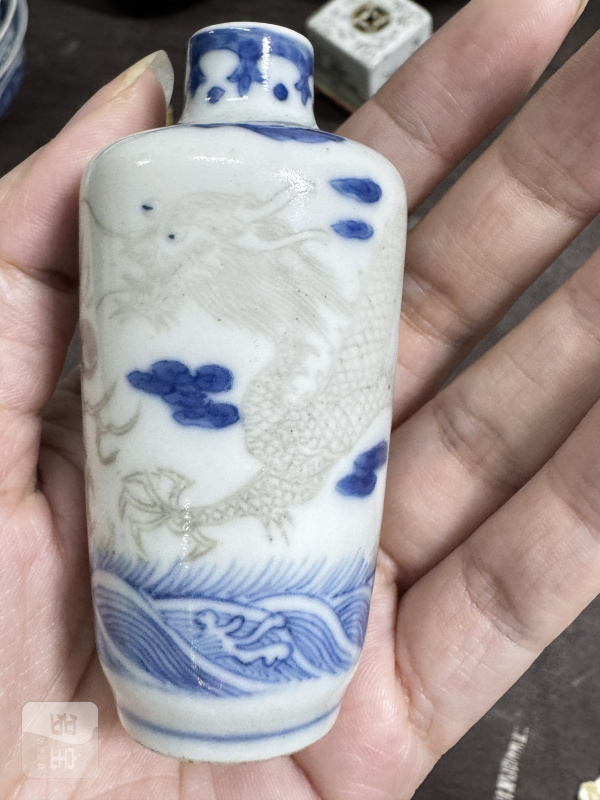 清 青花釉里红双龙戏珠纹烟壶 - 图5